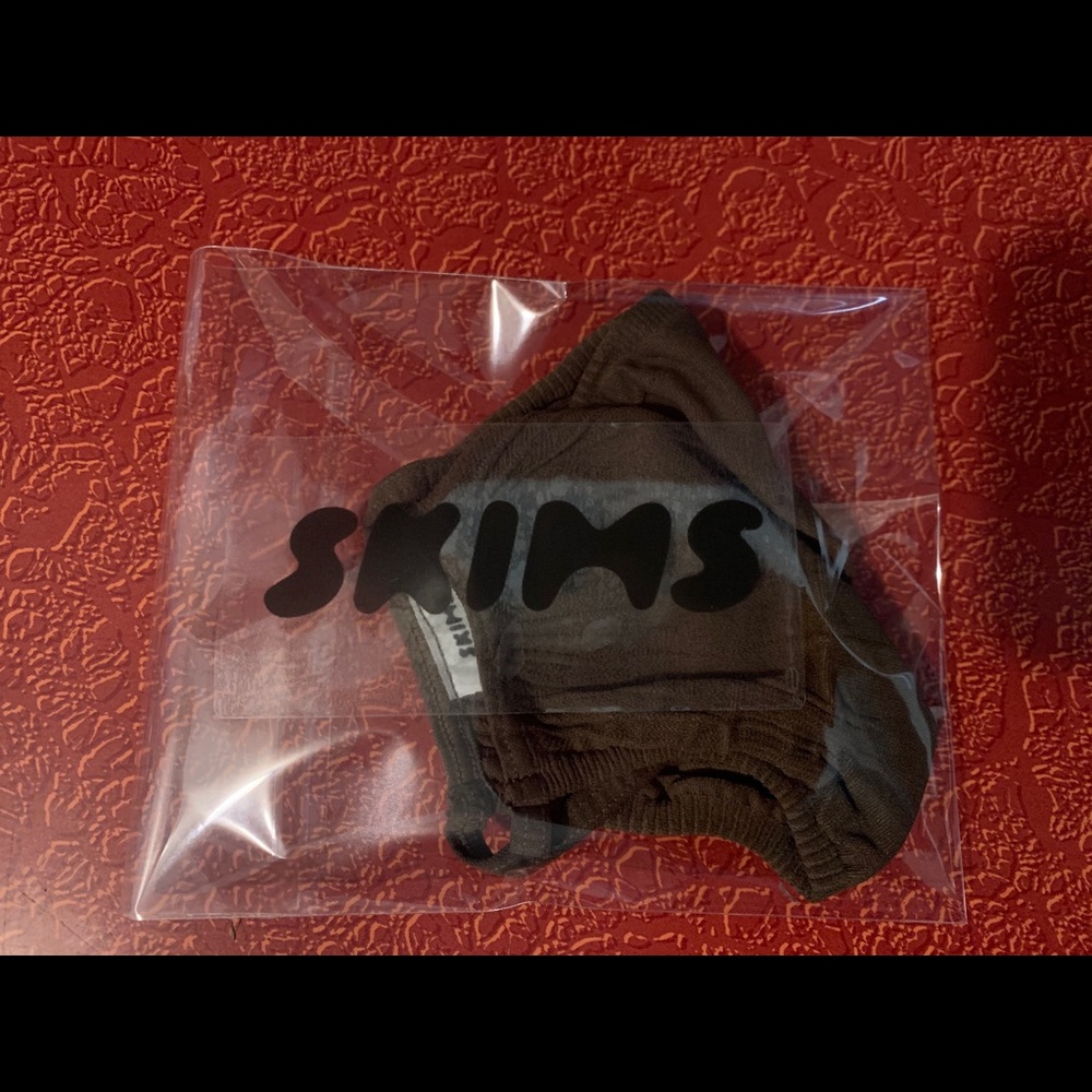 SKIMS COCOA brown kardashian facemask